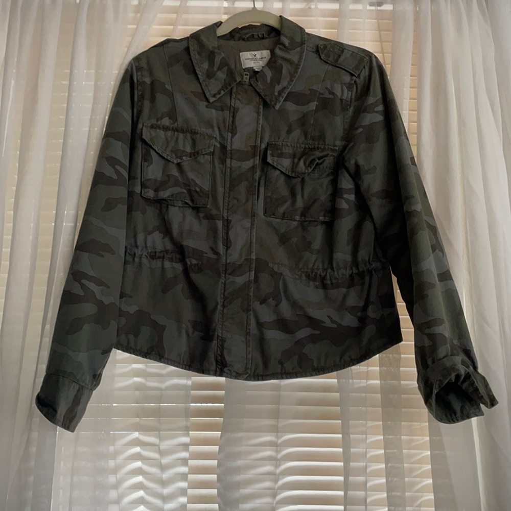 AMERICAN EAGLE camo bomber-like jacket